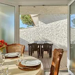 Ikos - 200m Du Port
